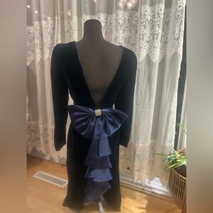 Vintage Navy Velvet Gown w/ Satin Bow & Ruffle Back – Size 6 Peter chin